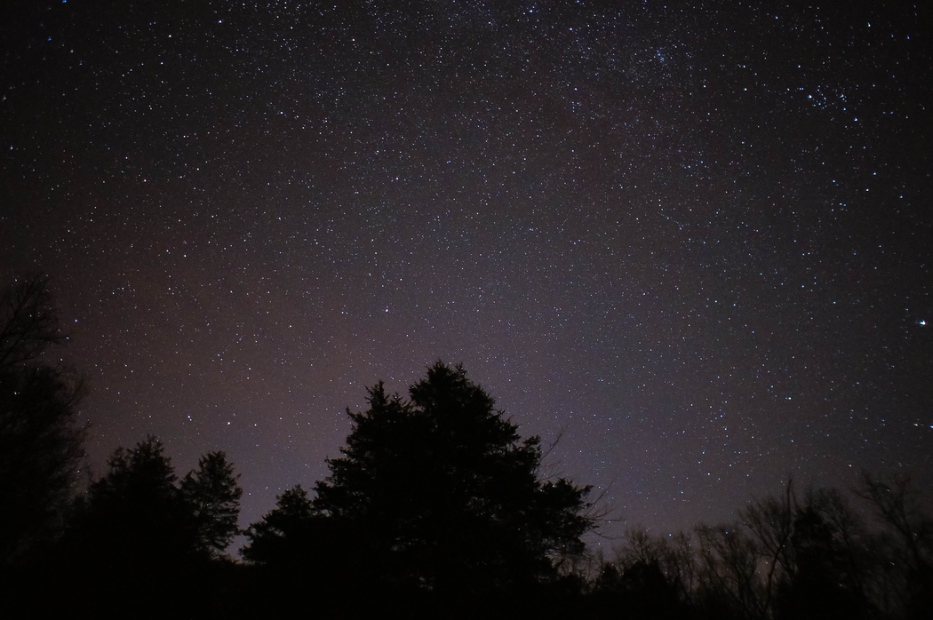 Stargazing is one of the cheap date ideas.