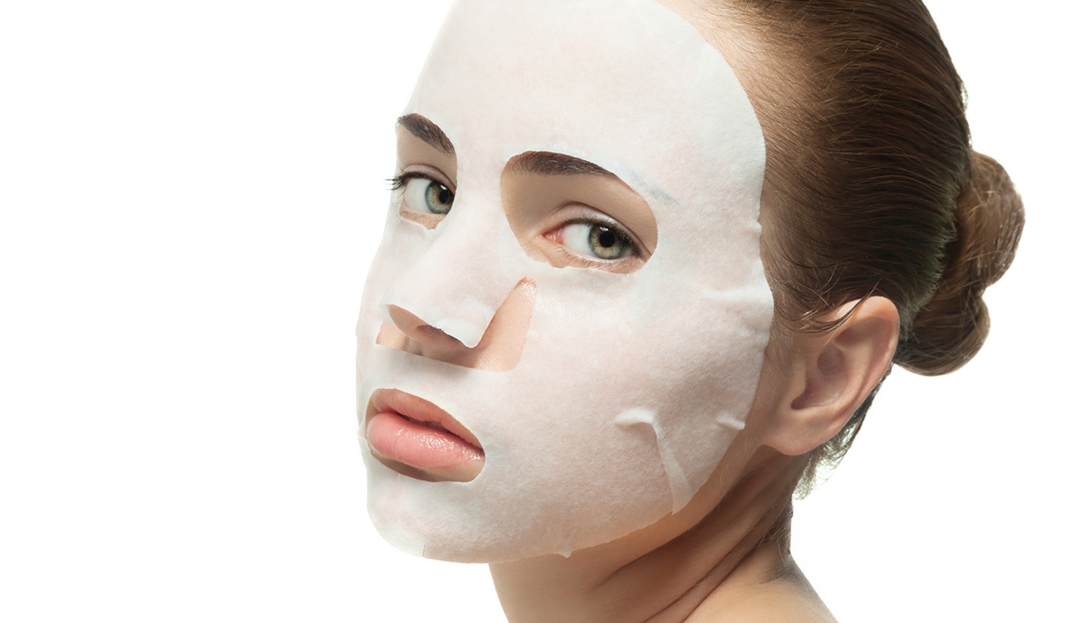 Face mask. Девушка с тканевой маской на лице. Маска тканевая косметическая. Девочки в тканевых масках. Косметическая маска для лица тканевая.