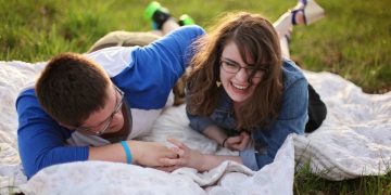 Having a picnic is one of the cheap date ideas.