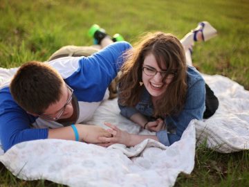 Having a picnic is one of the cheap date ideas.