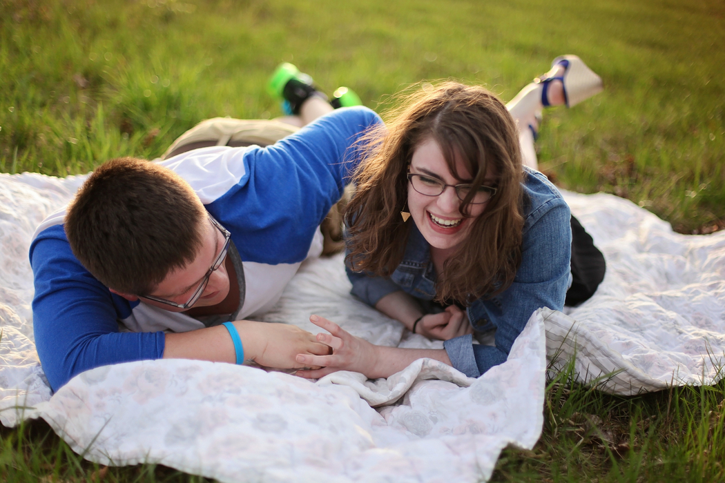 Having a picnic is one of the cheap date ideas.