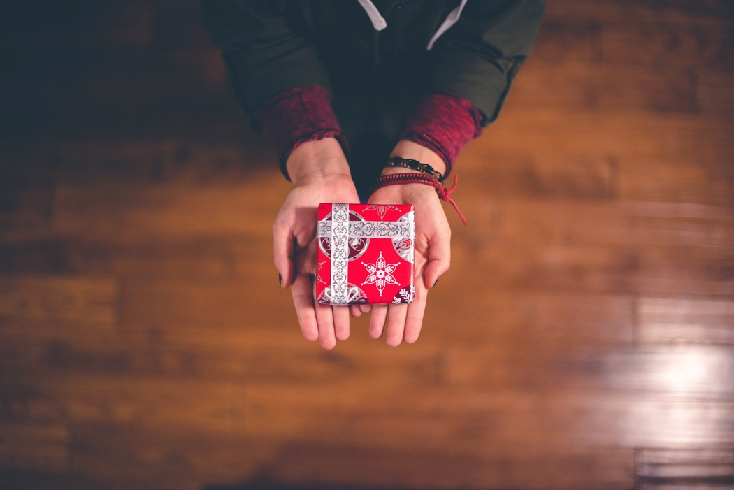 Performs small acts of kindess as one of your Christmas traditions.